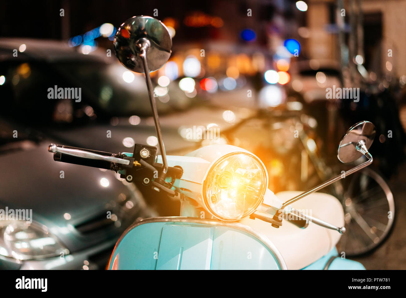 Hellblau retro Roller auf der Straße Stockfoto