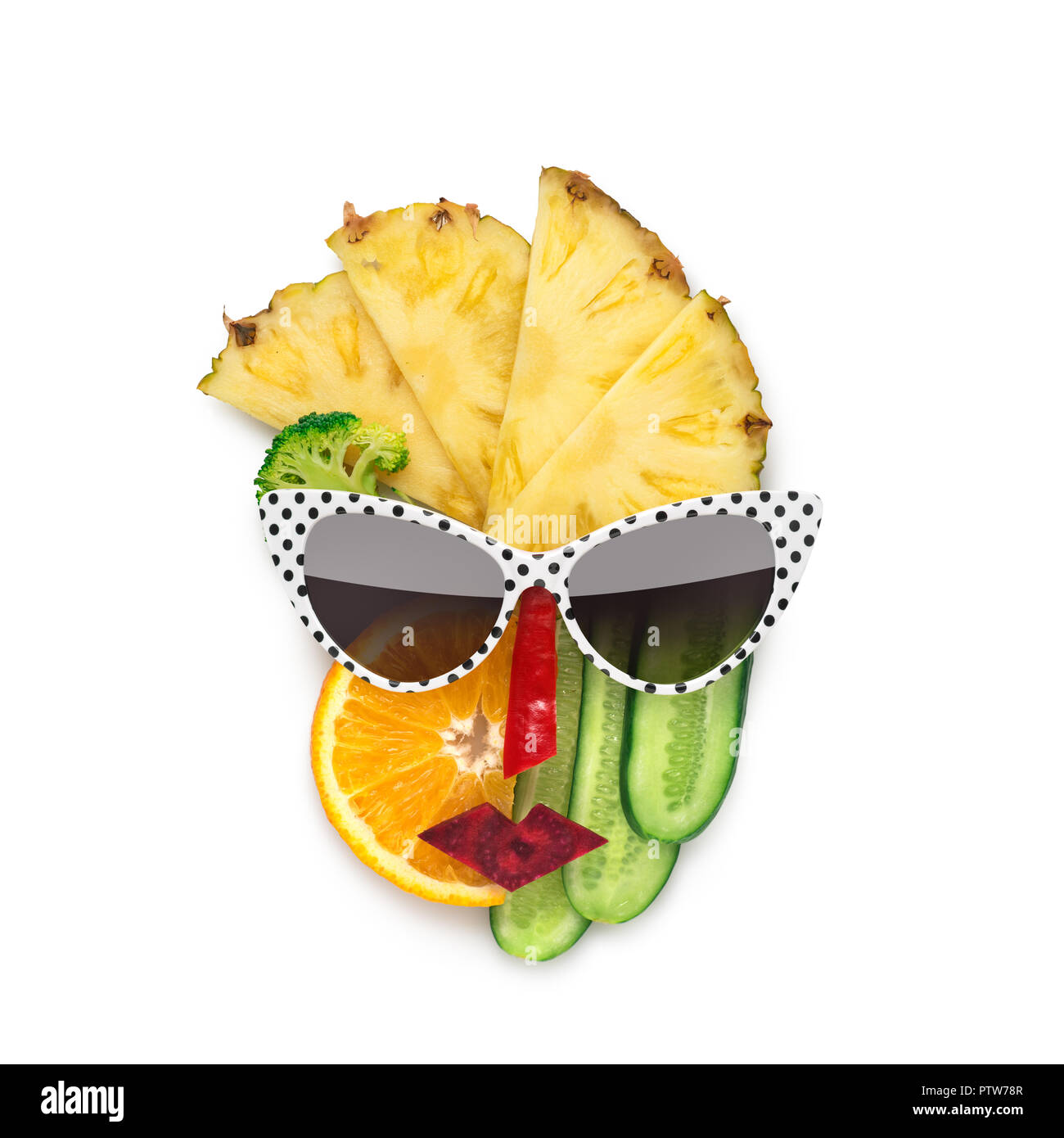 Kreatives Konzept Foto von kubistischen Stil weiblichen Gesicht in Sonnenbrille aus Obst und Gemüse, auf weißem Hintergrund. Stockfoto