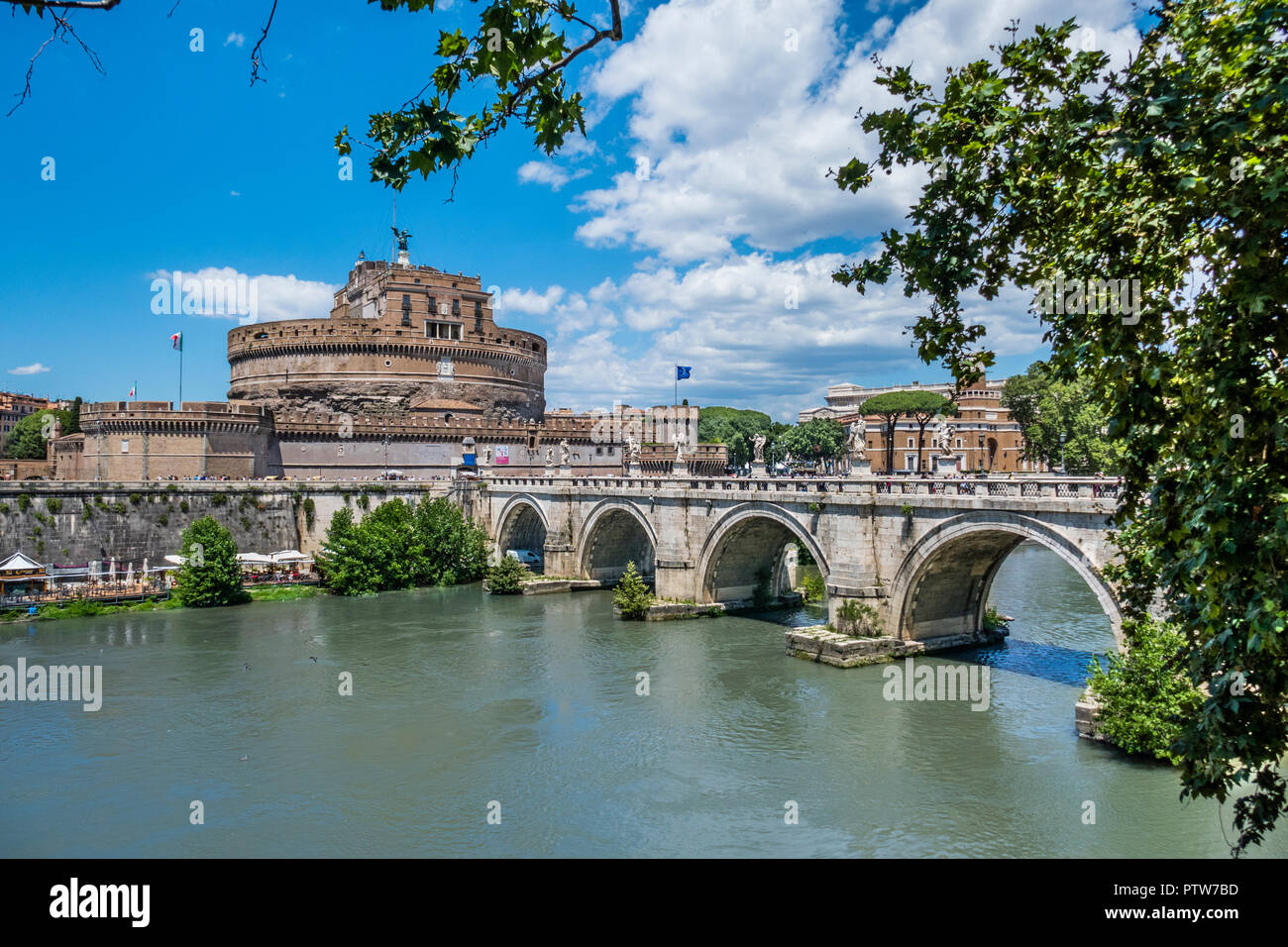 Blick von der Ponte Sant'Angelo den Tiber und das Castel Sant'Angelo, die Maudoleum Hadrian, Rom, Italien Stockfoto