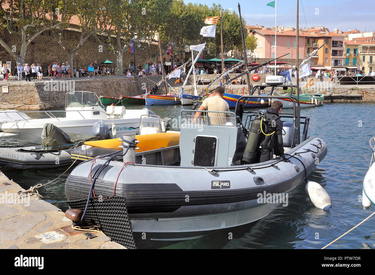 Taucher die Vorbereitung auf ein Schiff in den Hafen von Collioure auf Tauchgang im Meer zu gehen Stockfoto