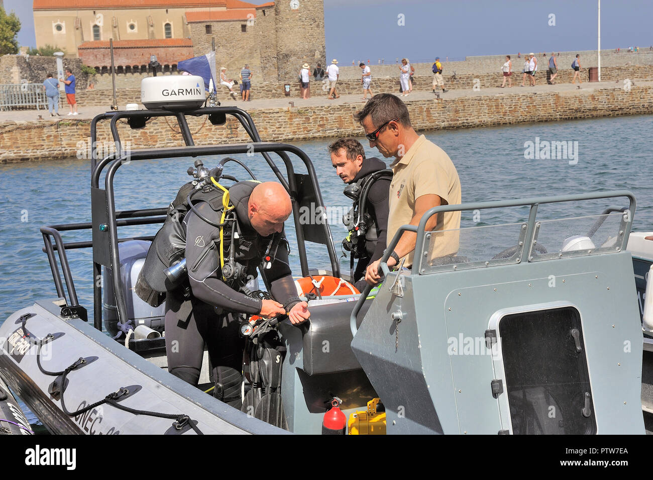Taucher die Vorbereitung auf ein Schiff in den Hafen von Collioure auf Tauchgang im Meer zu gehen Stockfoto