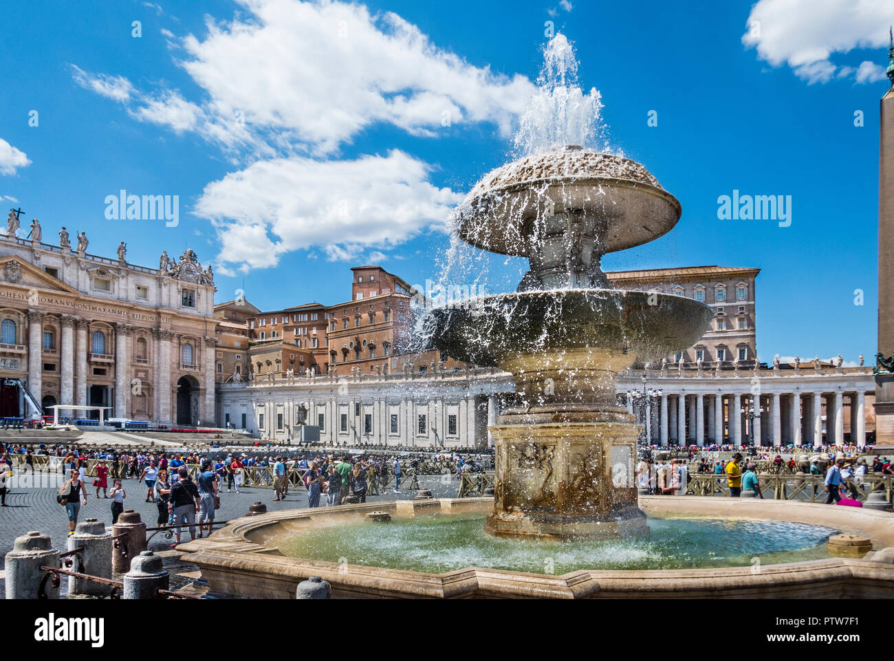 Fontana gemella di San Pietro, der alte Brunnen auf dem Petersplatz, Vatikanstadt, Rom Stockfoto