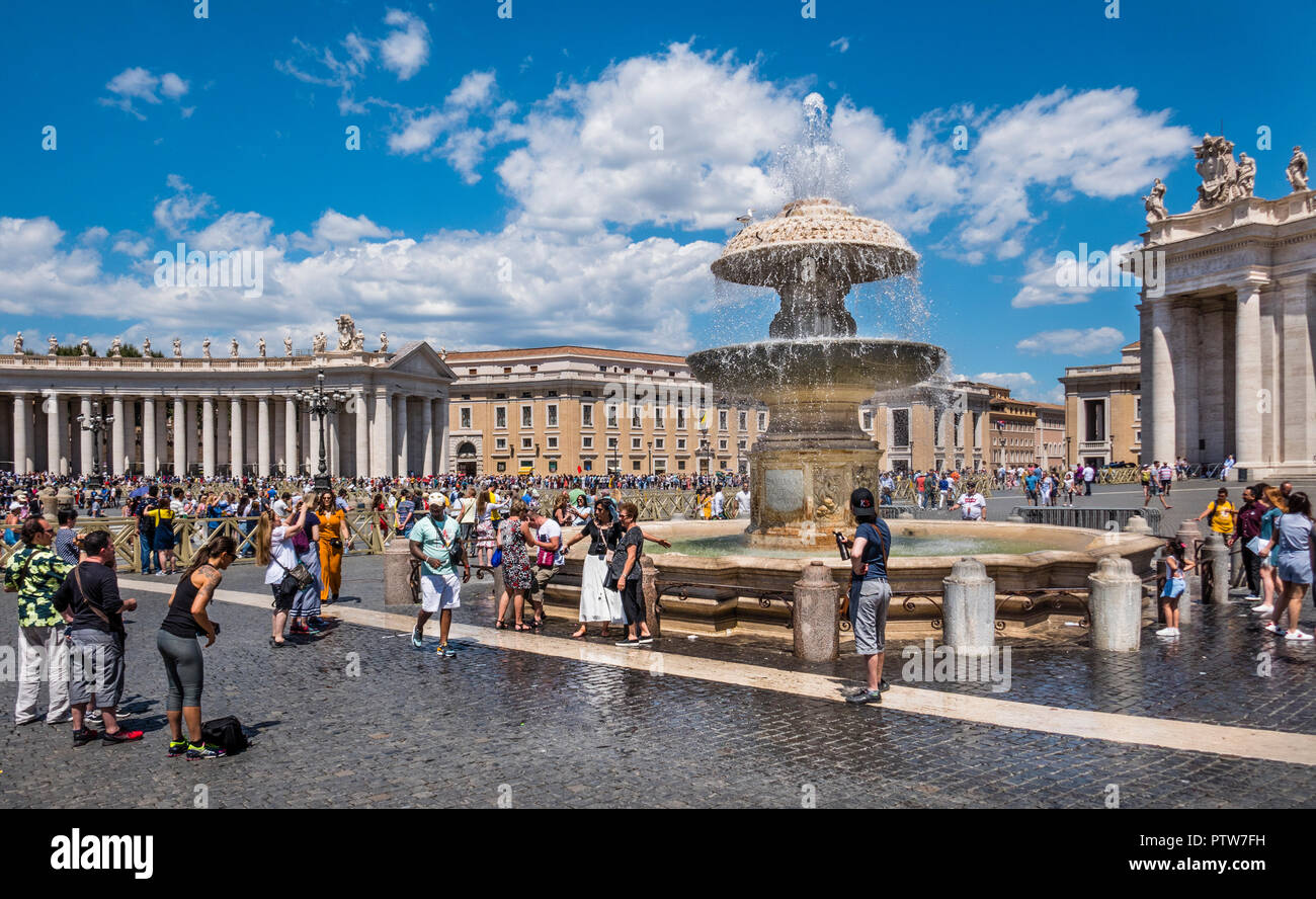 Fontana gemella di San Pietro, der alte Brunnen auf dem Petersplatz, Vatikanstadt, Rom Stockfoto