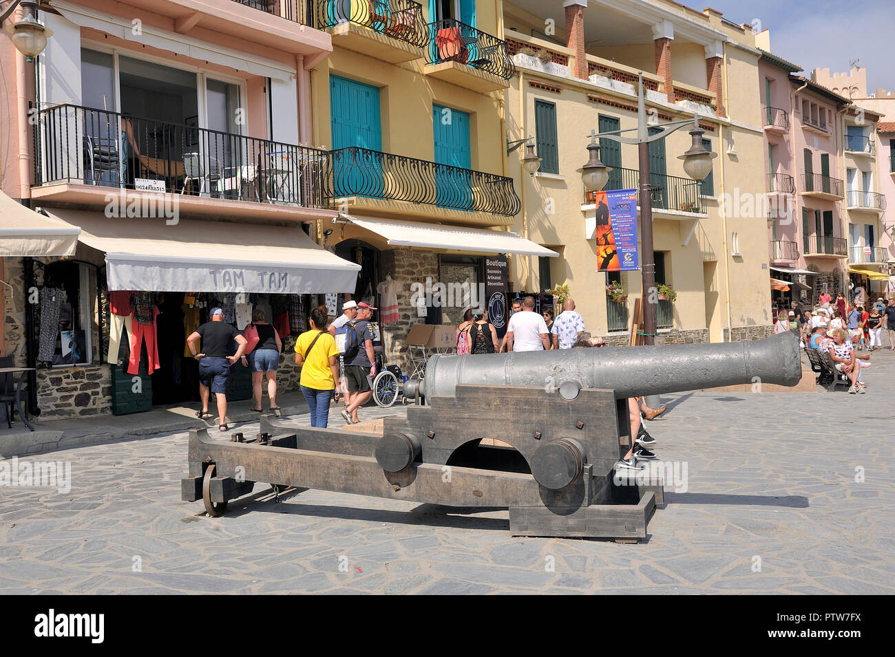 Auf den Kais der Hafen von Collioure eine alte Waffe ist zum Meer hin ausgerichtet Stockfoto