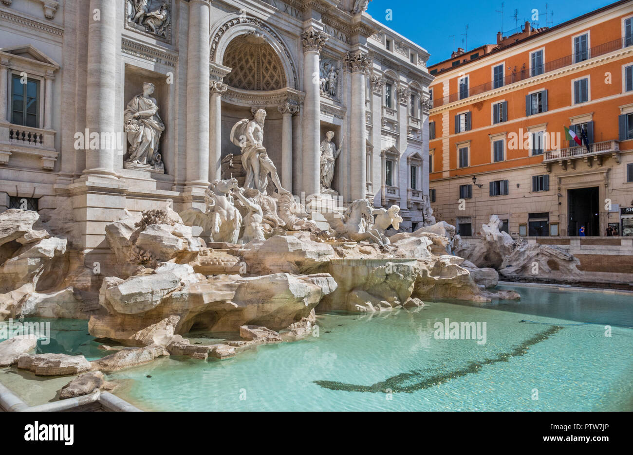 Der Trevi Brunnen während am frühen Morgen liebe Münze Wiederherstellung abgeschaltet, Piazza di Trevi, Metropole Rom, Italien Stockfoto