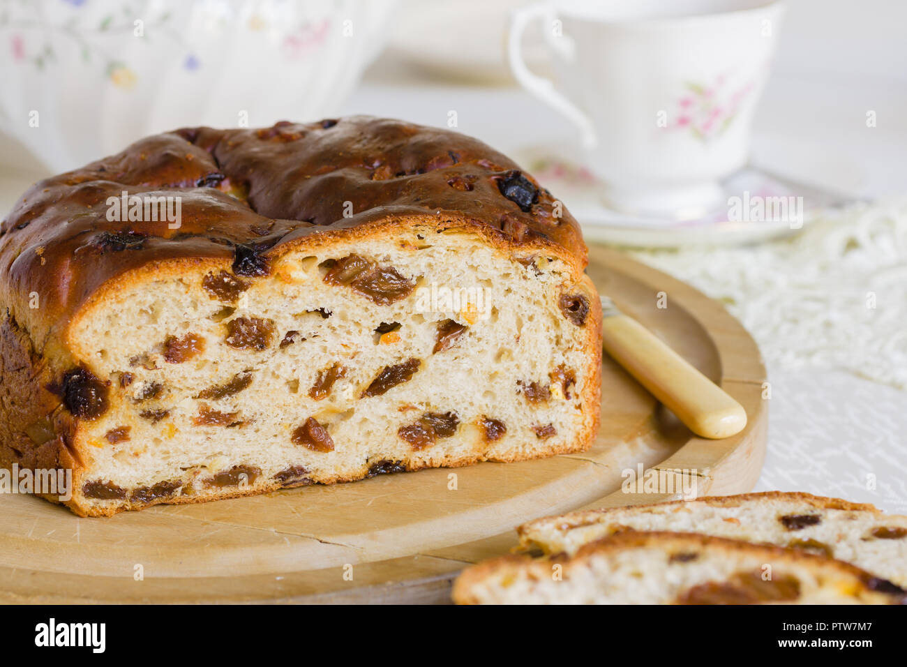 Barmbrack oder bairin breac eine traditionelle irische Obst Brot mit Sultaninen und Rosinen oft gegessen Gebuttert, um am Nachmittag einen Tee gemacht Stockfoto