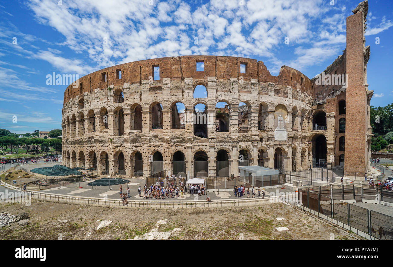 Die monumentale Fassade des Kolosseums, das größte römische Amphitheater, das jemals gebaut wurde und einer der berühmtesten Sehenswürdigkeiten Roms. Stockfoto