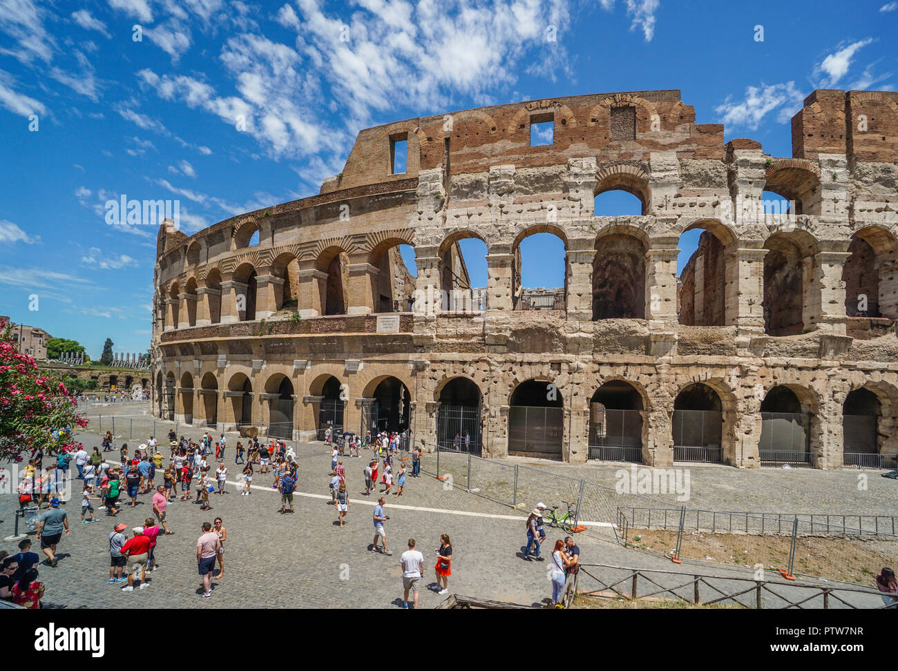 Die monumentale Fassade des Kolosseums, das größte römische Amphitheater, das jemals gebaut wurde und einer der berühmtesten Sehenswürdigkeiten Roms. Stockfoto