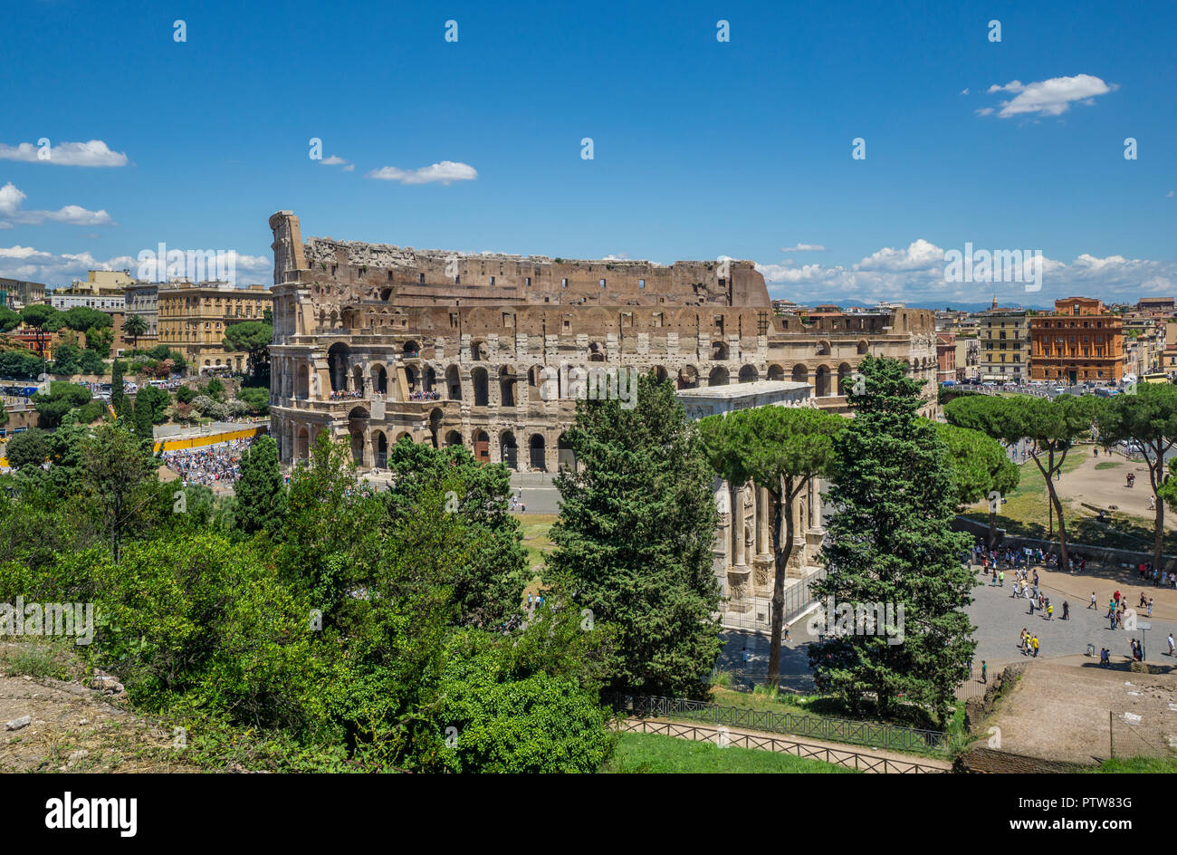 Blick auf das Kolosseum Amphitheater aus der Barberini Weinberg auf Palatin, Rom, Italien Stockfoto