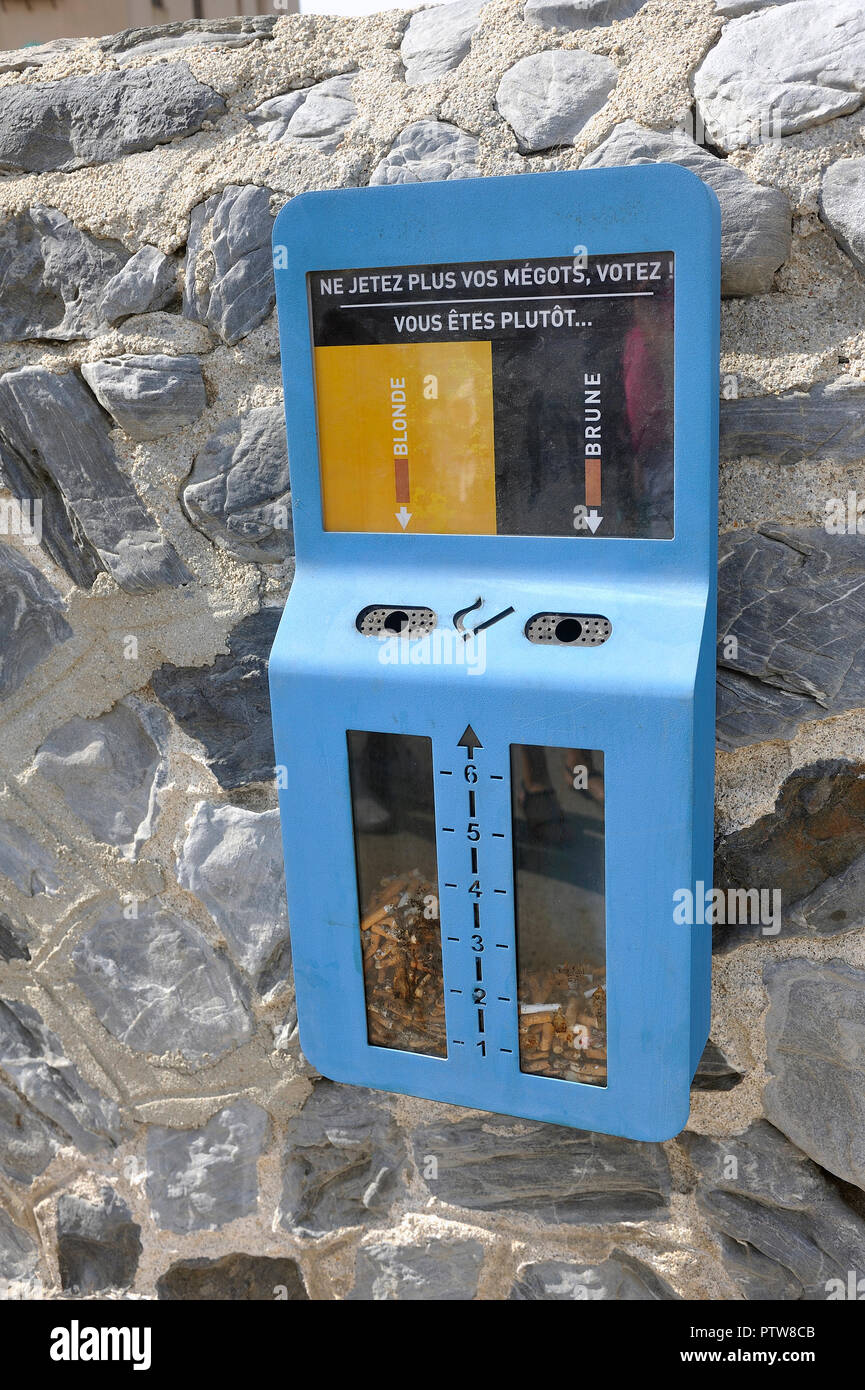 Öffentliche Aschenbecher am Strand von Collioure zu fördern Touristen nicht ihre Zigarettenkippen auf den Strand zu werfen Stockfoto