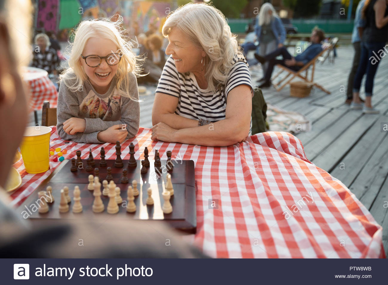 Großmutter und Enkelin Schach spielen im Park Stockfoto