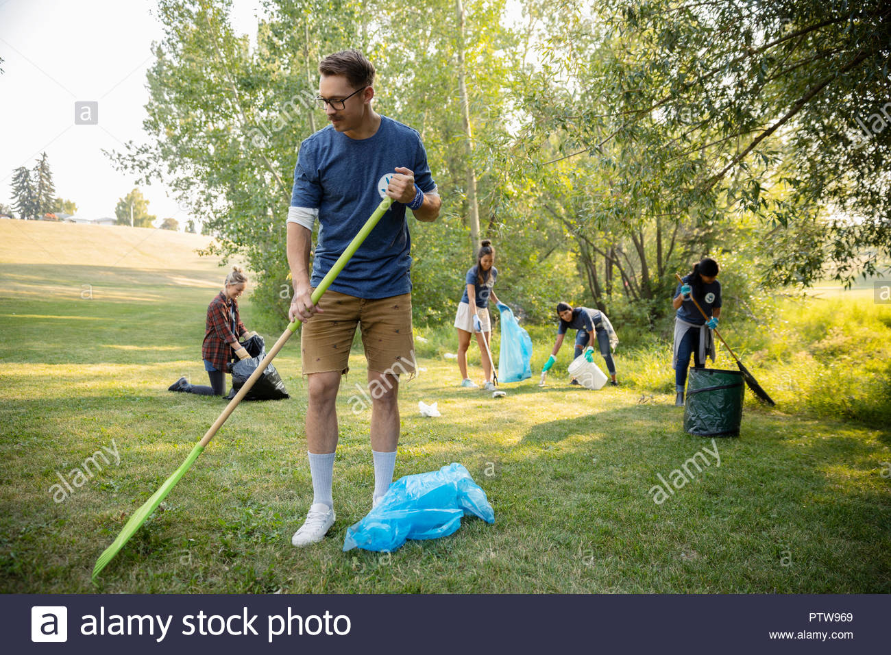 Mann, Freiwilligenarbeit, aufräumen Müll in Park Stockfoto