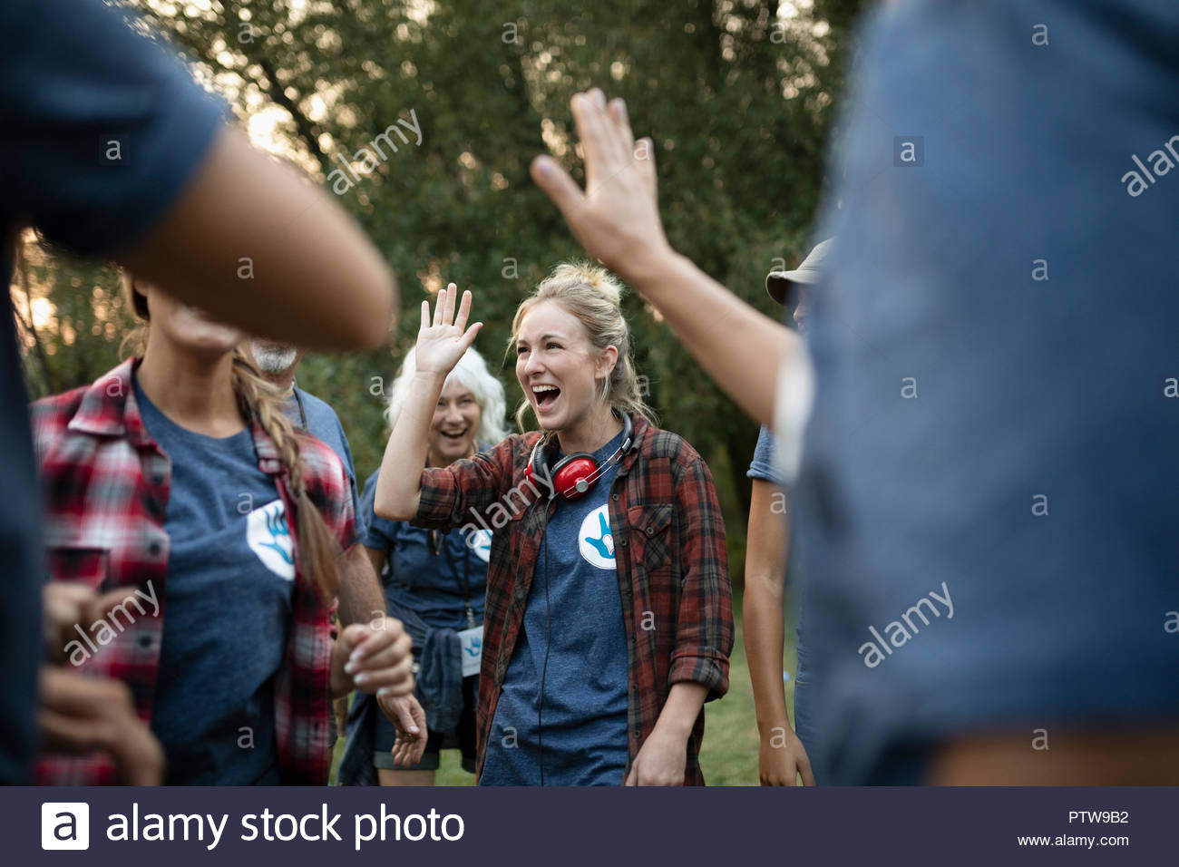 Begeisterte Freiwillige, high-fiving in Park Stockfoto