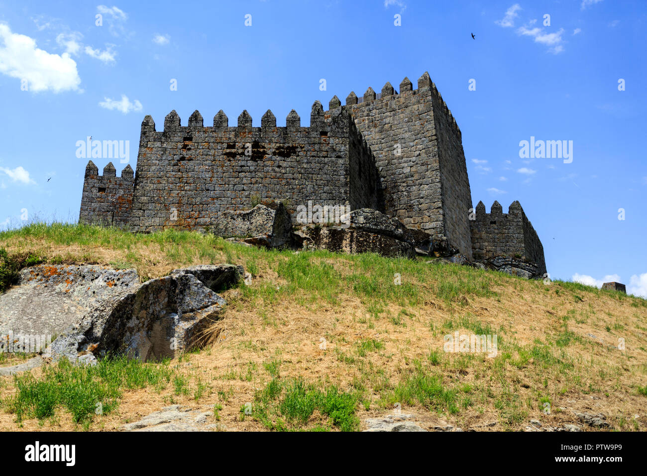 Blick auf die mittelalterliche Burg in der Mitte des 12. Jahrhunderts in die romanische Architektur gegründet und später im gotischen Stil, in der historischen Stadt Trancoso, Portugal Stockfoto