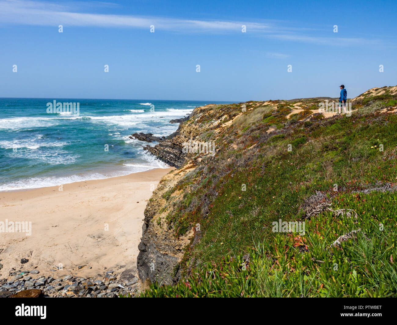 10 Jahre alter Junge Wanderer im Praia de Almograve, Alentejo, Costa Vicentina Küste von Portugal Stockfoto