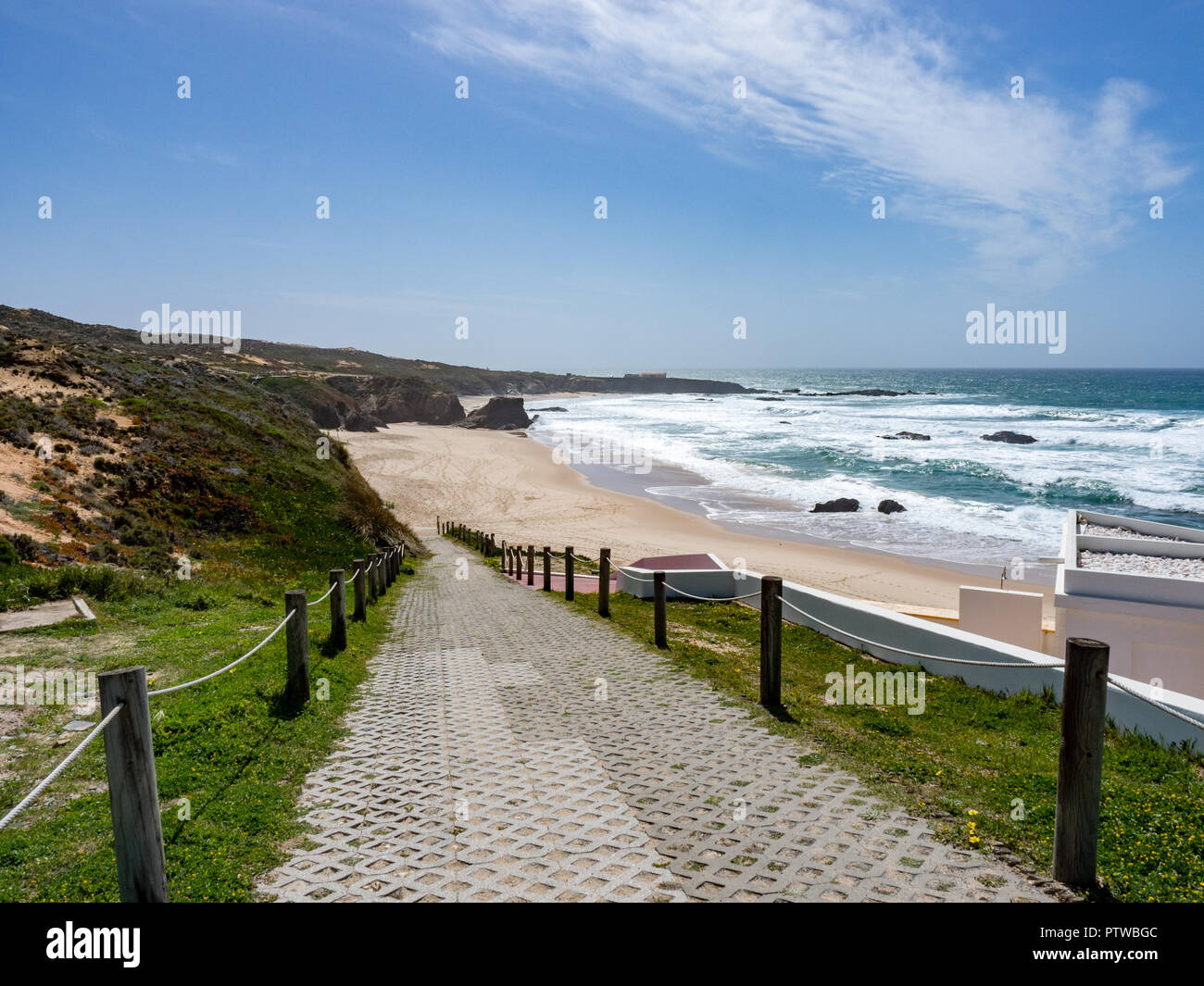 Pfad hinab zum Praia de Almograve, Alentejo, Costa Vicentina Küste von Portugal Stockfoto