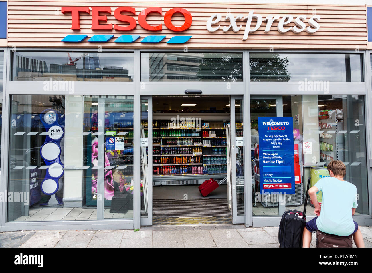 London England, Großbritannien, Southwark, Tesco Express, Außenansicht, Eingang, Lebensmittelgeschäft Supermarkt, Lebensmittelladen, Jungen, männliche Kinder Kinder Kinder Jugendliche Stockfoto