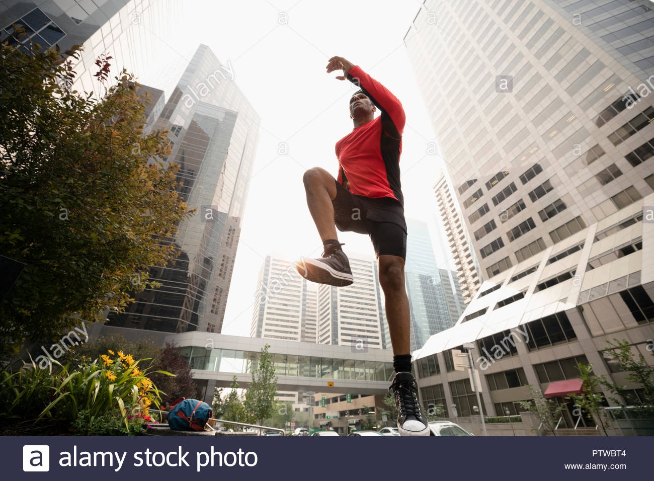 Athletische männliche Läufer unterwegs unter Stadt Hochhäuser Stockfoto