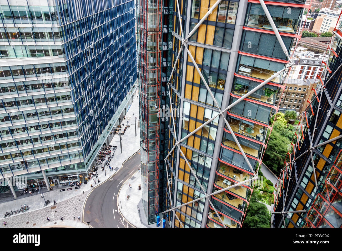 London England, Großbritannien, Southwark, Bankside, Blick auf die Dachterrasse, NEO Bankside Hochhaus-Appartementgebäude, kurvige Straße, UK GB English Europe, UK18082 Stockfoto