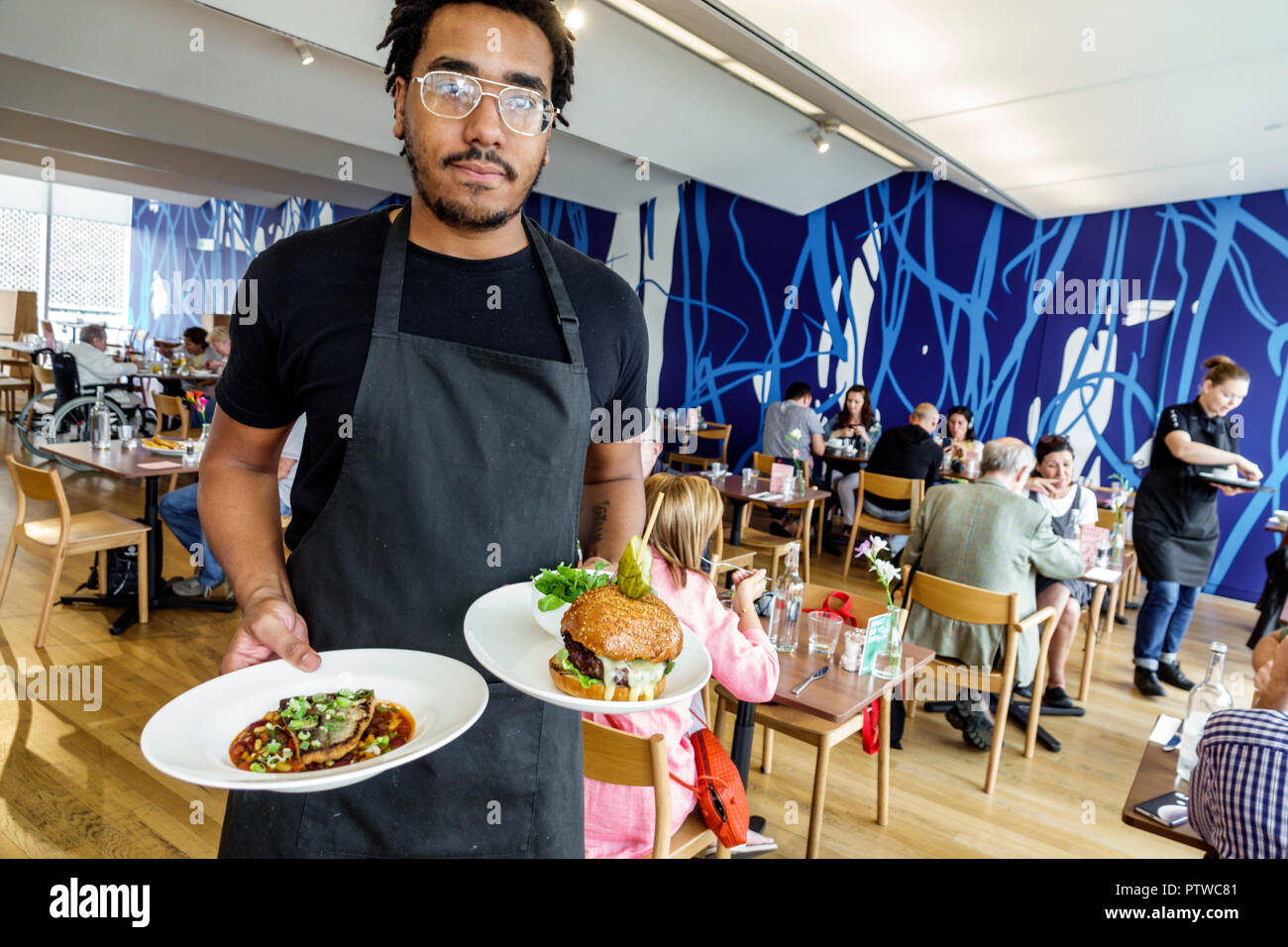 London England, UK Southwark, Bankside, Tate/Modern, Museum für zeitgenössische Kunst, Inneneinrichtung, Restaurant Restaurants, Essen, Dining, Cafés, Black A Stockfoto