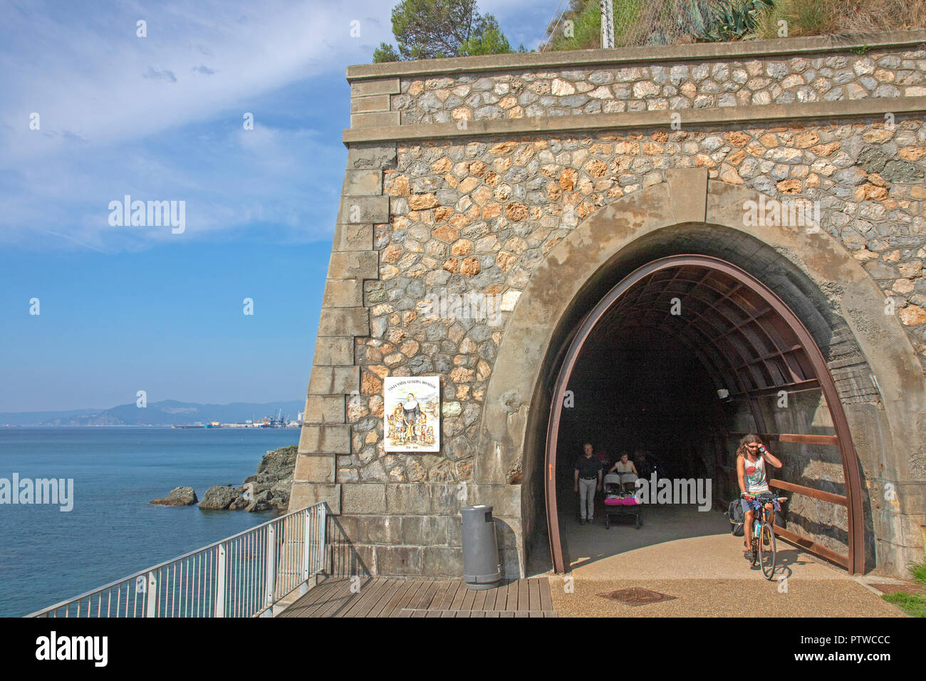 Radfahren auf einem umgebauten rail line in Celle Ligure an der italienischen Riviera Stockfoto