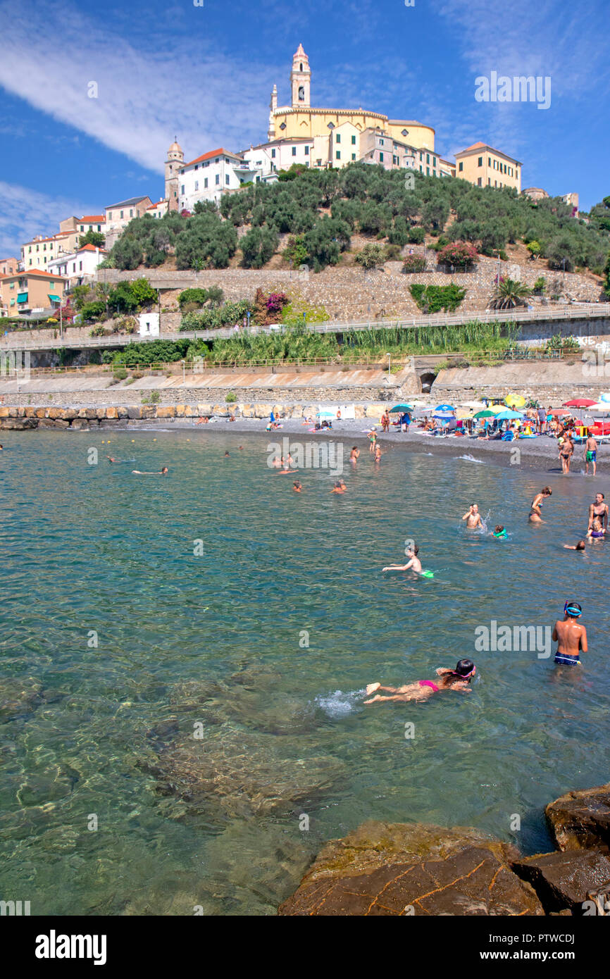 Strand unterhalb des Dorfes von Cervo entlang der Italienischen Riviera Stockfoto