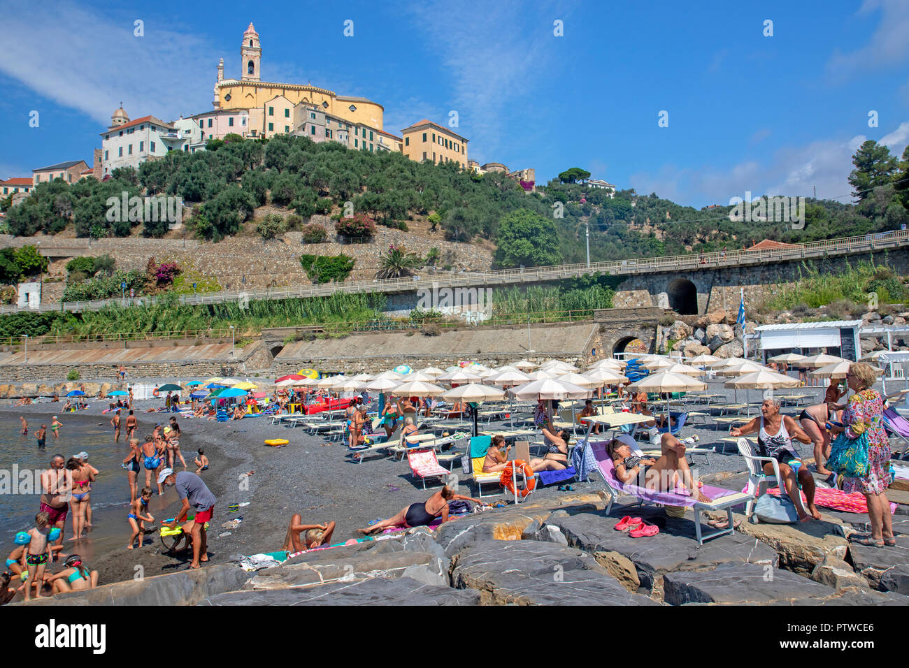 Strand unterhalb des Dorfes von Cervo entlang der Italienischen Riviera Stockfoto