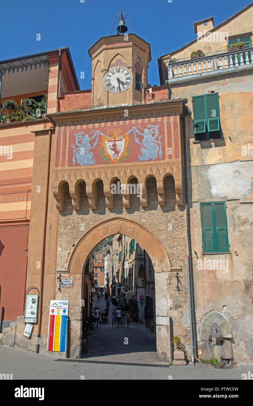 Gateway in Finalborgo, der Altstadt von Finale Ligure Stockfoto