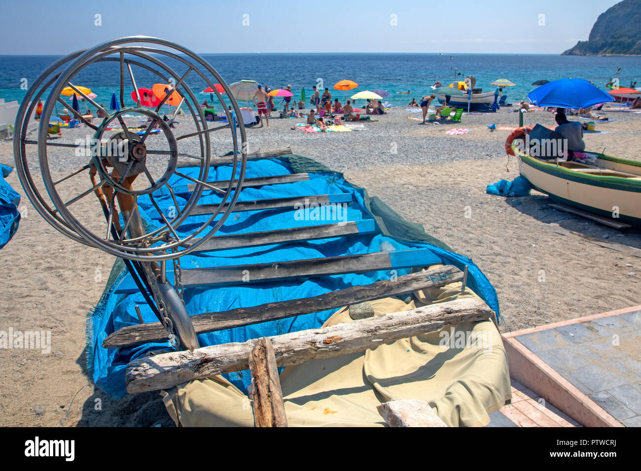 Fischerboot auf Noli Strand Stockfoto