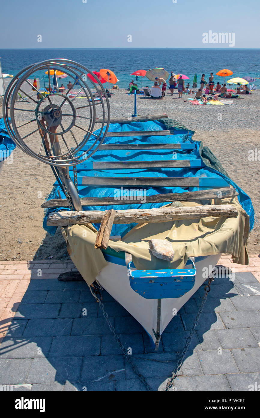 Fischerboot auf Noli Strand Stockfoto