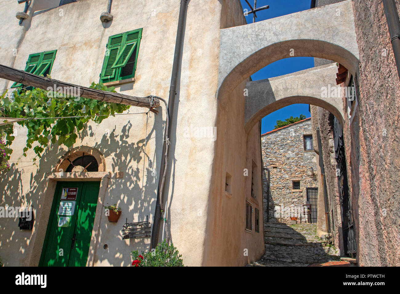 Gasse in Verezzi entlang der Italienischen Riviera Stockfoto