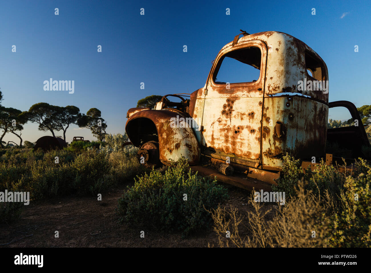 Auto Friedhof der ruiniert und verrostete Auto an Koonalda Homestead alte Eyre Highway, Nullarbor National Park South Australia Stockfoto