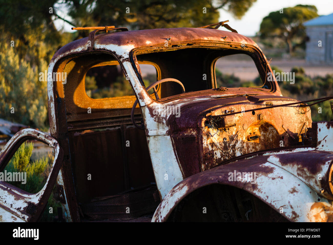 Auto Friedhof der ruiniert und verrostete Auto an Koonalda Homestead alte Eyre Highway, Nullarbor National Park South Australia Stockfoto