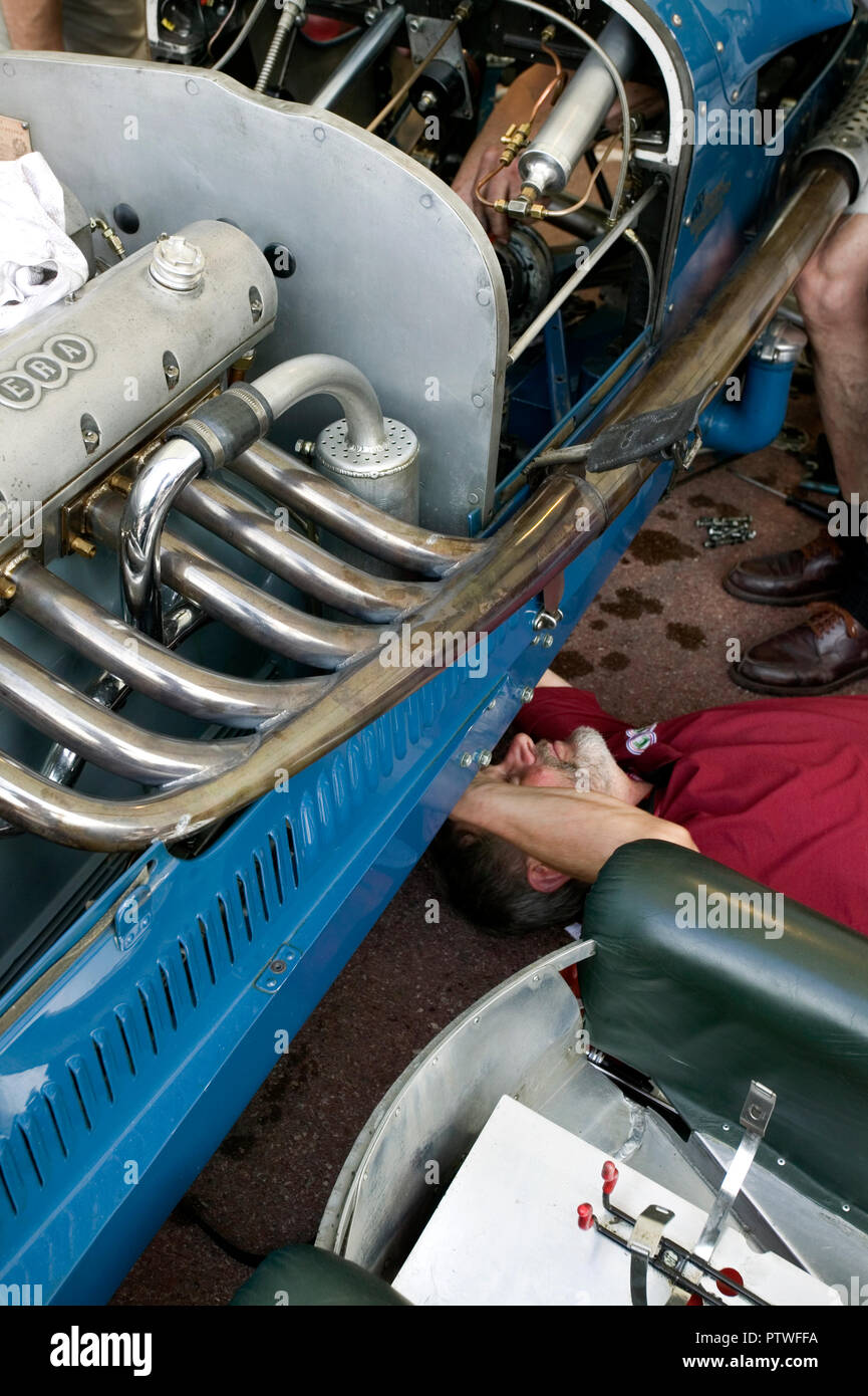 Mechaniker arbeitet an einer alten Ära Rennwagen Stockfoto