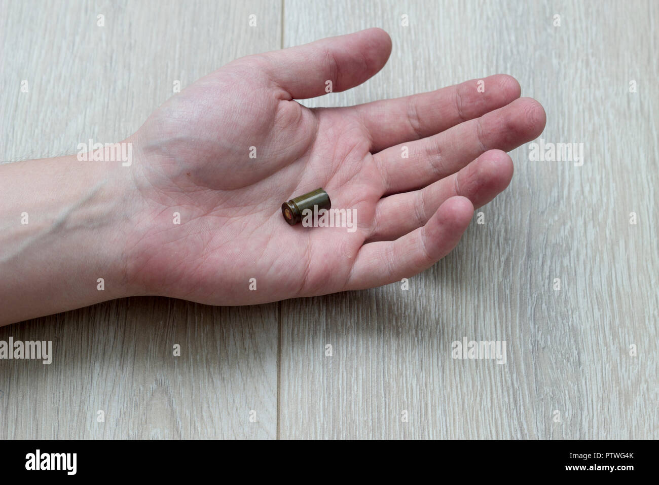 Die Hand, die auf dem Boden des Palm liegt, eine Kassette, ein Mord Stockfoto