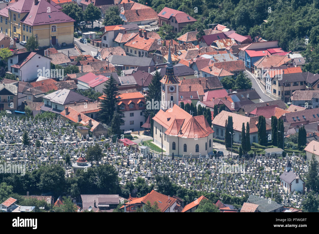 Brasov Wohngebiet mit Kirchen und einen Friedhof. Stockfoto