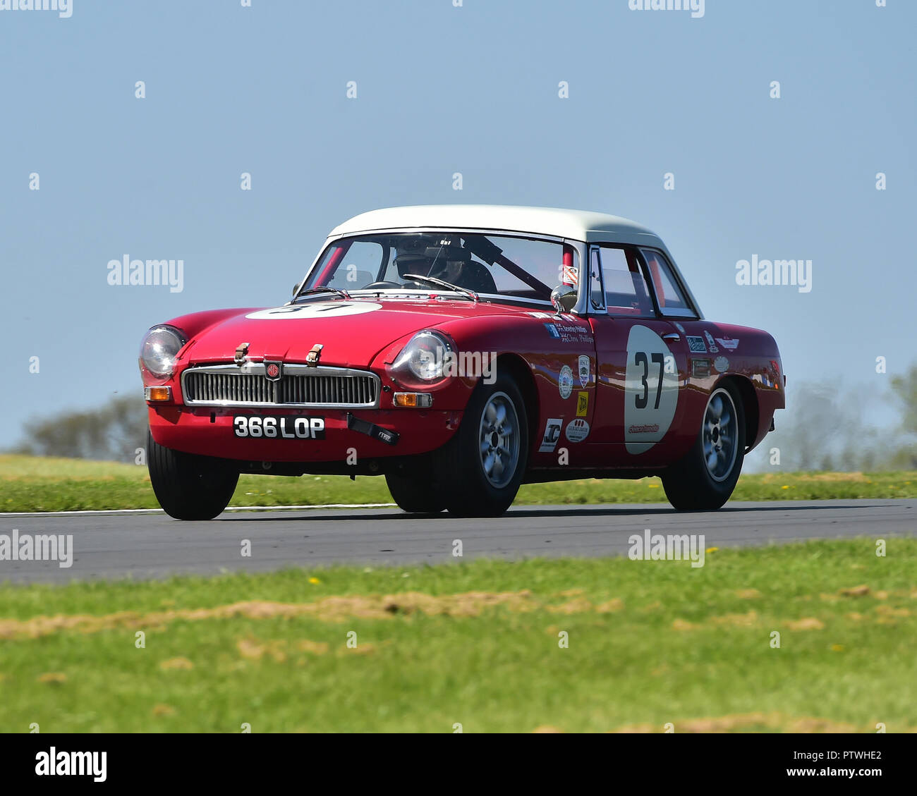 Beverley Phillips, Chris Phillips, Ian Nuthall, MG B GT & Sports Car Cup, Pre-66 GT Autos, Pre-63 Sportwagen, Donington historische Festspiele, 2018, Moto Stockfoto