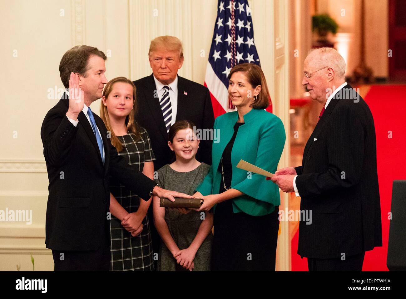 Us-Präsident Donald Trump als pensionierter Richter des Obersten Gerichtshofs Anthony Kennedy, rechts, führt eine symbolische öffentliche Vereidigung der Richter Brett Kavanaugh der Oberste Gerichtshof 114 Gerechtigkeit im Weißen Haus Oktober 8, 2018, Washington, DC. Ashley Kavanaugh, Frau, hält die Bibel und ihre Töchter Liza und Margaret. Stockfoto