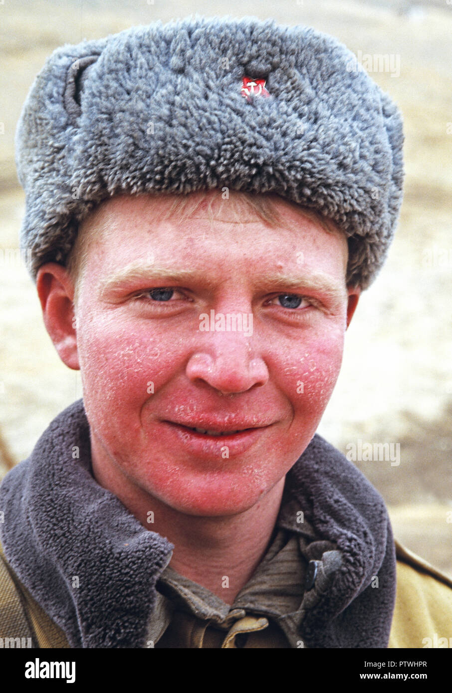 Russischer Soldat Wache mit Frost Bite zu Kirgisistan Grenze mit China Stockfoto