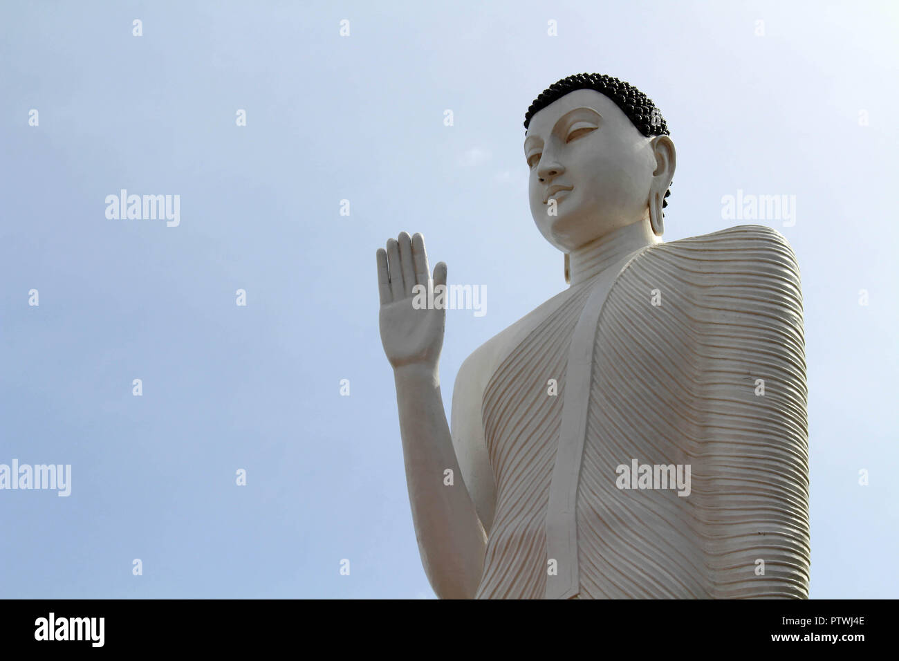 Der Buddha Statue von Gokanna Rajamaha Viharaya um Fort Frederick in Trincomalee. In Sri Lanka, August 2018. Stockfoto