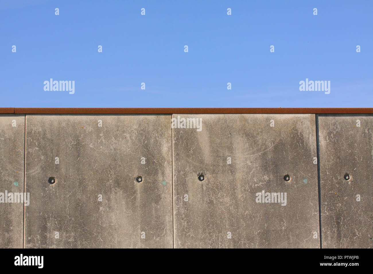 Grenze oder Gefängnis Zement graue Betonwand vor blauem Himmel - mit Kopie Raum schließen Stockfoto