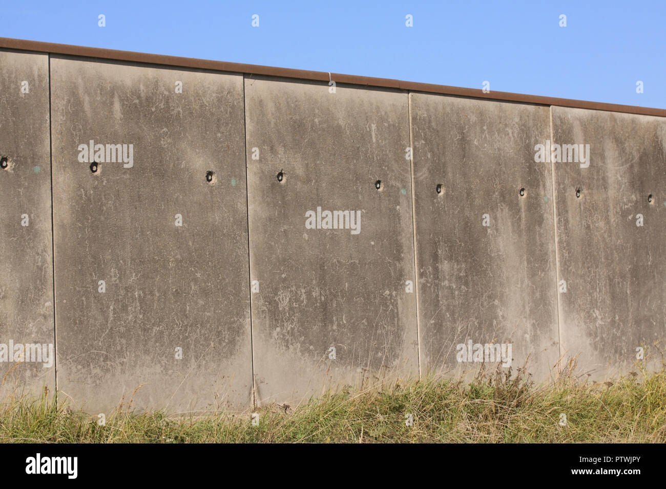 Grenze oder Gefängnis Zement grauer Beton Mauer gegen einen blauen Himmel mit Kopie Raum Stockfoto