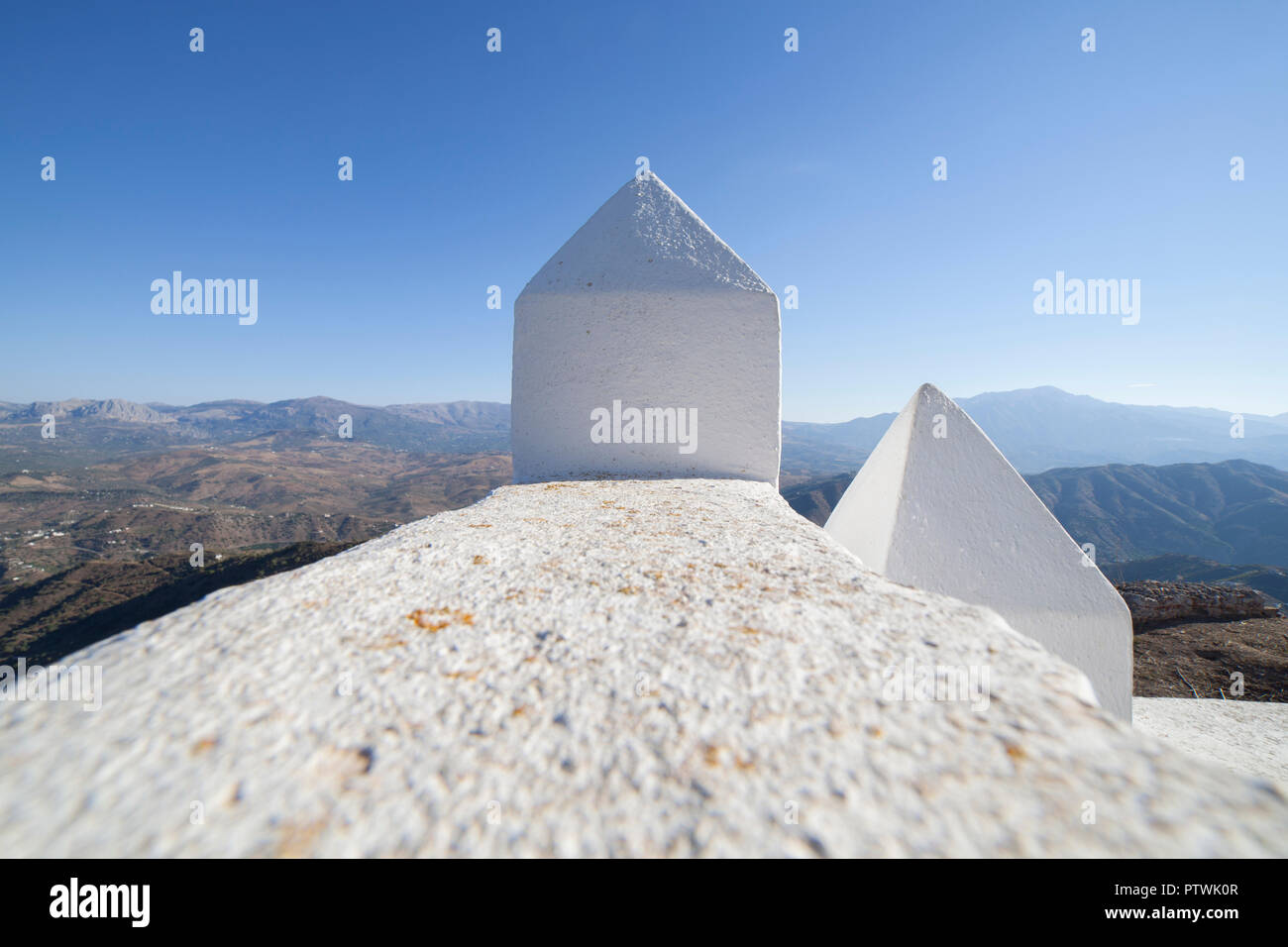 Comares Stadtbild. Weißes Dorf auf einem Hügel, Berge von Malaga, Andalusien, Spanien. Panoramaaussicht Stockfoto
