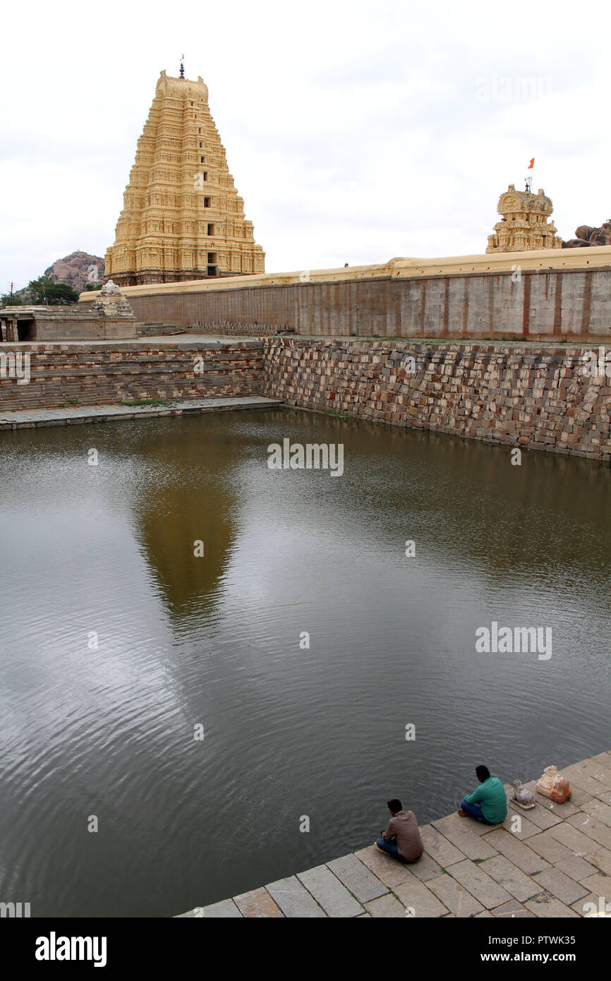 Den Teich oder Pool an virupaksha Temple (noch in Gebrauch) von Hampi. In Indien genommen, August 2018. Stockfoto