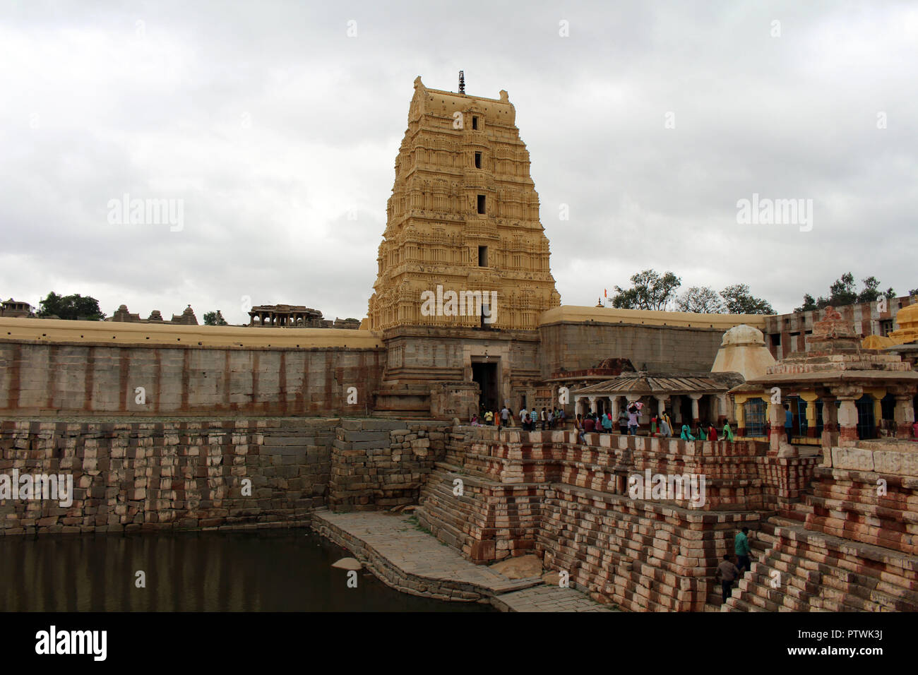 Die prominente Virupaksha Temple (noch in Gebrauch) von Hampi. In Indien genommen, August 2018. Stockfoto