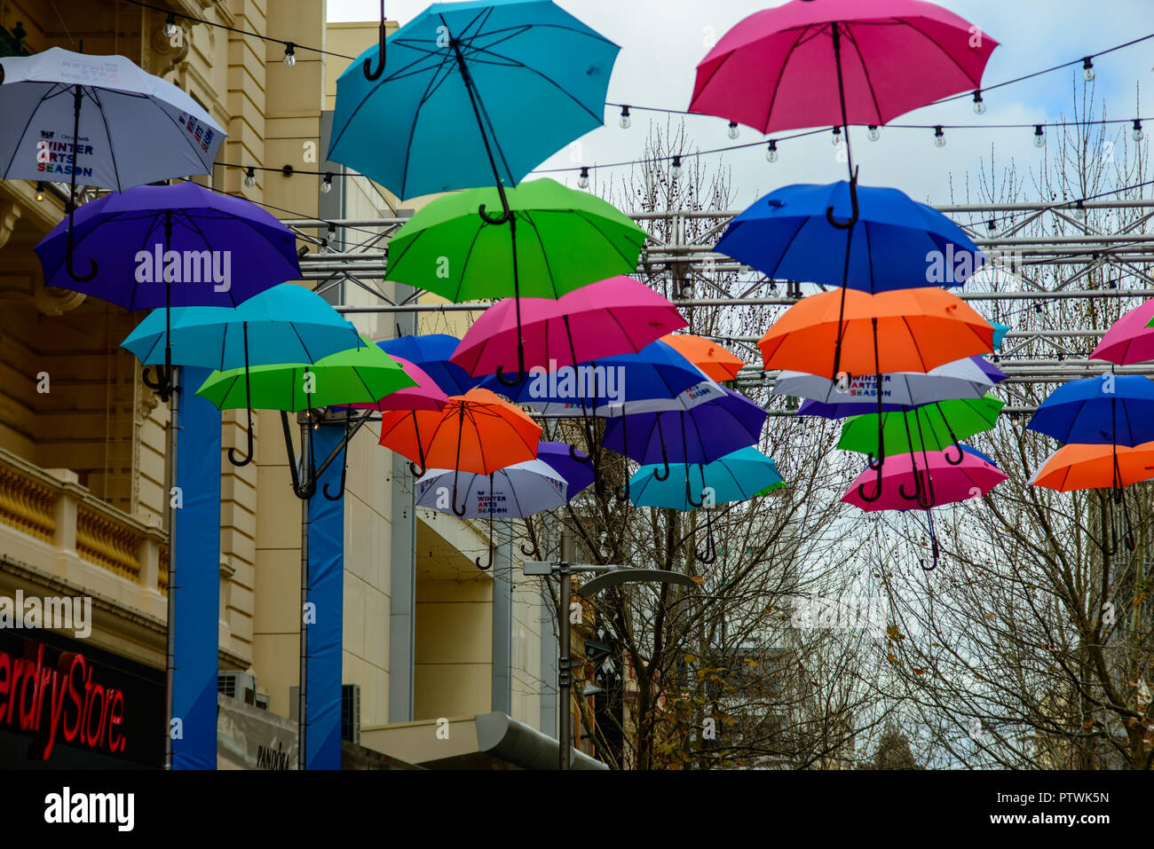 Bunte Sonnenschirme in der Hay Street Mall, Perth, Western Australia, Australien Stockfoto