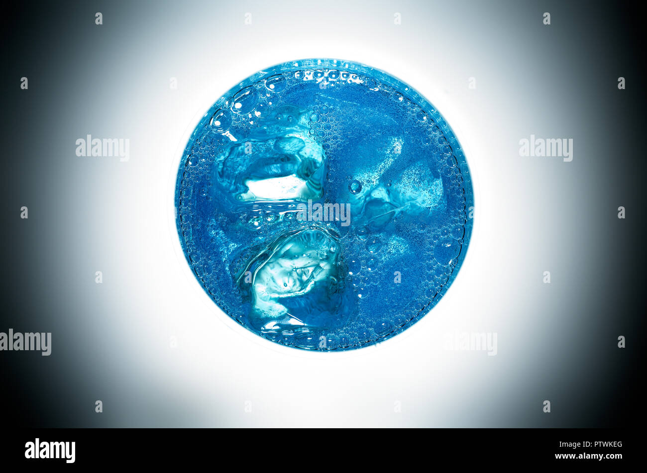 Blau kohlensäurehaltigen Getränk in Glas mit Eis, hohe Betrachtungswinkel Stockfoto
