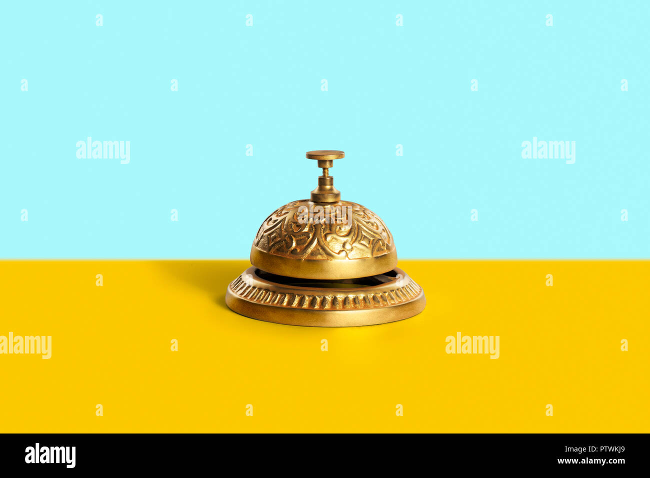 Reich verzierten traditionellen Goldenen service Bell auf gelb Zähler Stockfoto