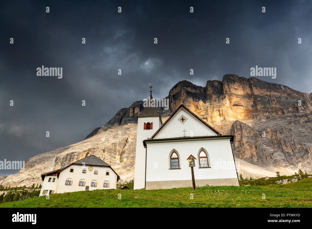 Santa Croce Heiligtum mit kommenden Gewitter. La Valle/La Val / Wengen Gadertal, Südtirol, Dolomiten, Italien, Europa. Stockfoto