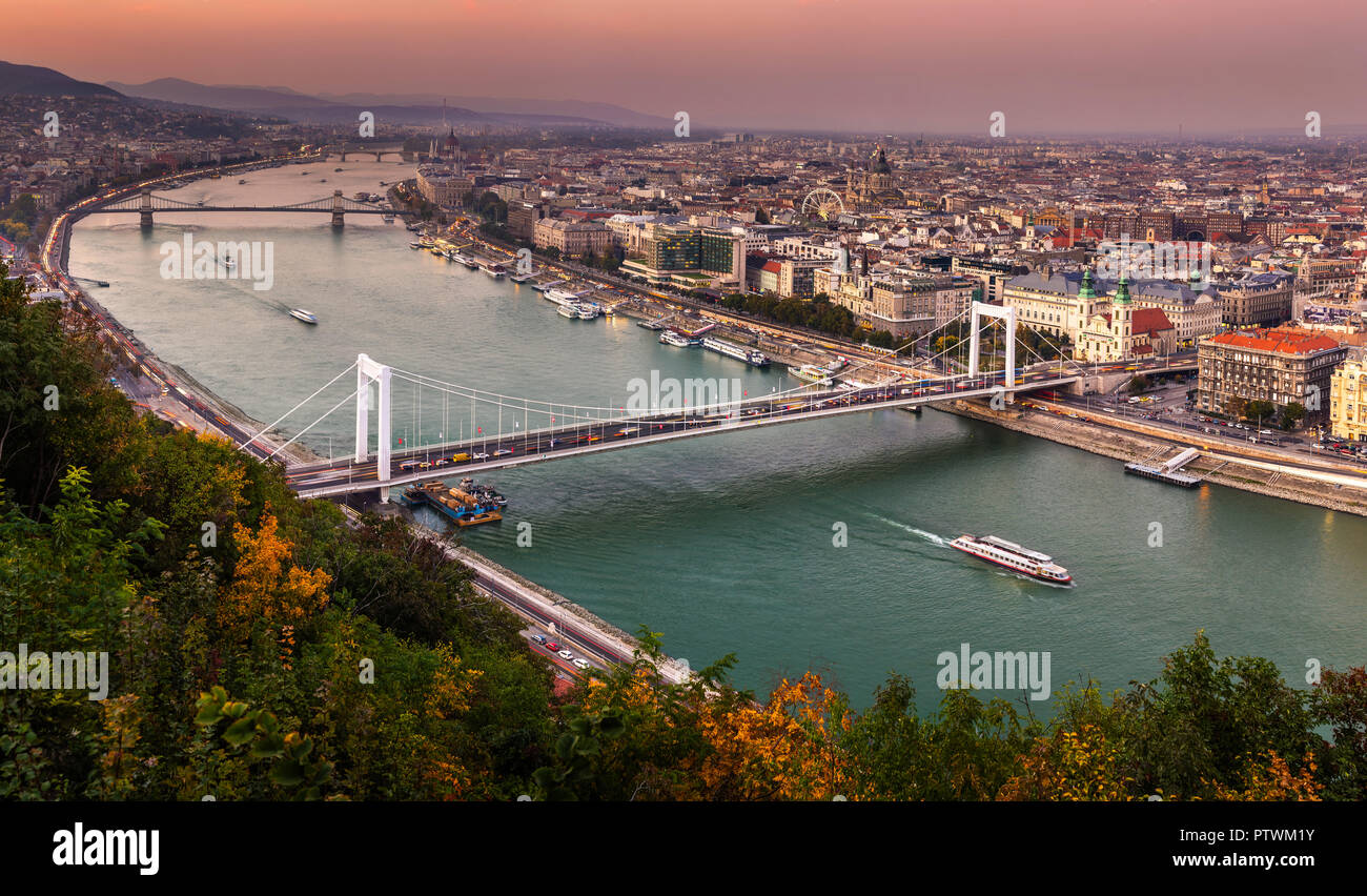 Budapest, Ungarn - Luftbild Panoramablick auf die Skyline von Budapest bei Sonnenuntergang mit Elisabeth Brücke (Erzsebet Hid), Széchenyi Kettenbrücke, Parlament und Sehenswürdigkeiten Stockfoto